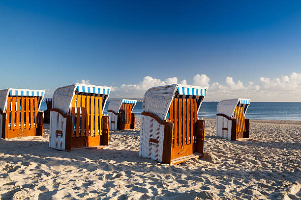 nascer do sol na praia, ilha de binz rügen - binz imagens e fotografias de stock