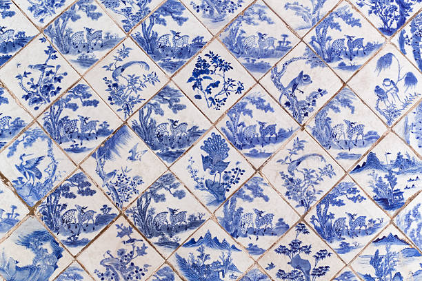 blu antico stile cinese piastrelle - tiled floor dirty blue wall foto e immagini stock