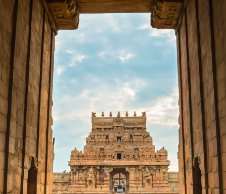 Puerta de salida Brihadeeswarar gran arquitectura del templo hindú photo