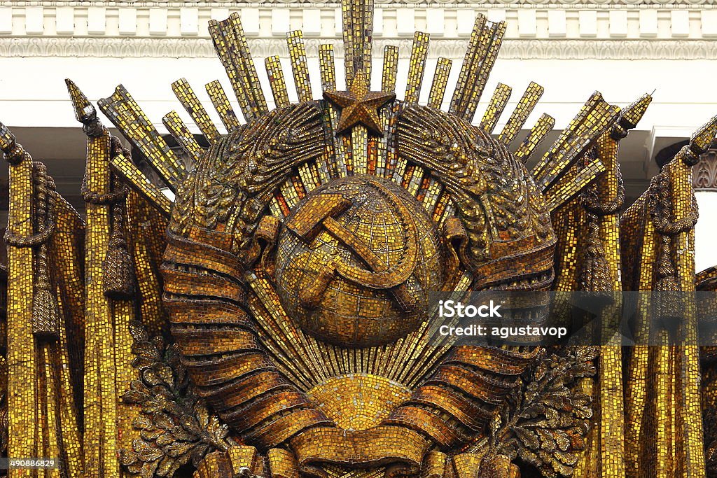 Foice martelo e o comunismo soviéticos em VDNKh-Moscou, Rússia - Foto de stock de Amarelo royalty-free