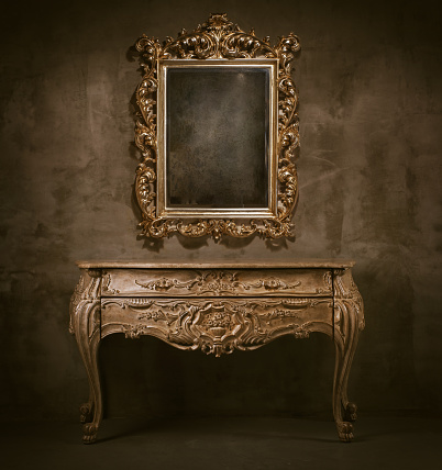 Baroque mirror with commode