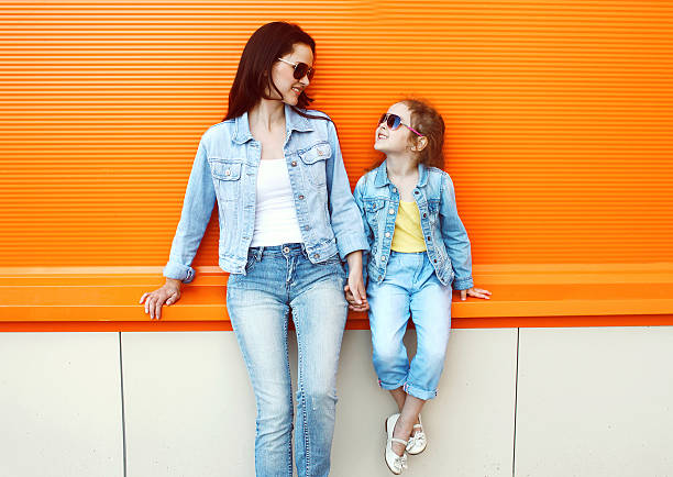 heureuse mère et enfant portant un jeans vêtements de ville - summer women fashion fashion model photos et images de collection