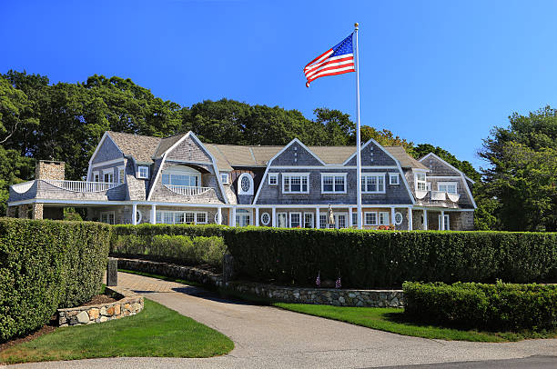 豪華なニューイングランドハウス、ケンバンクポート、メーヌ、アメリカ製。 - driveway colonial style house residential structure ストックフォトと画像