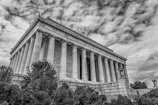 istock Lincoln Memorial Low Angle Duotone Sepia 490889314
