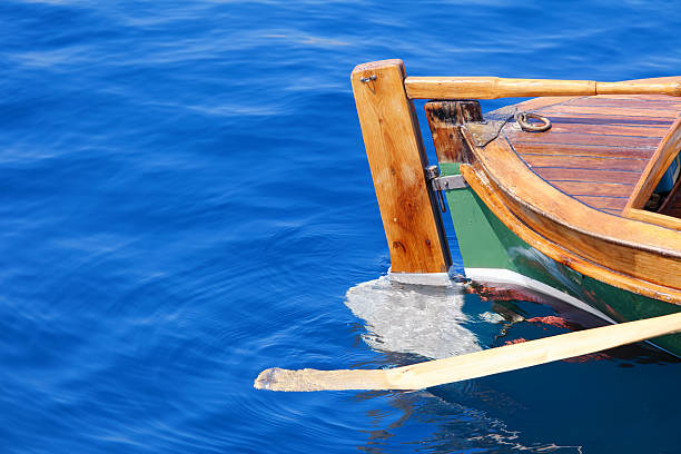 작은가 압살했다 노 젓는 배 - rowboat nautical vessel stern wood 뉴스 사진 이미지