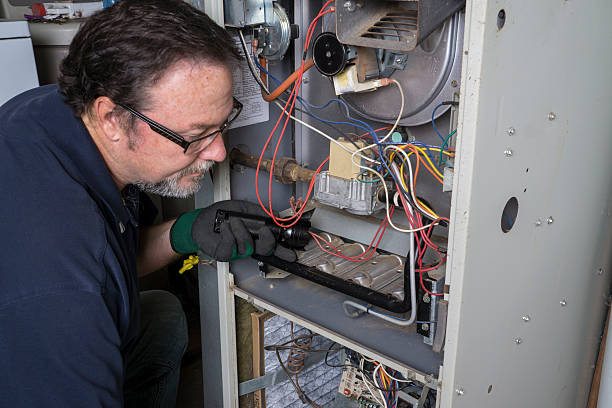 técnico disfrutando de un gas horno - repairing fotografías e imágenes de stock