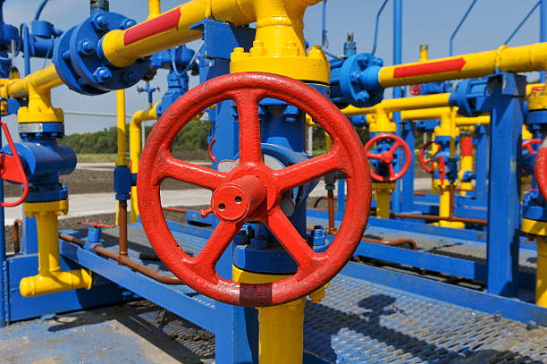 istock Handle gate valve with steel pipe on gas compressor station 490915292