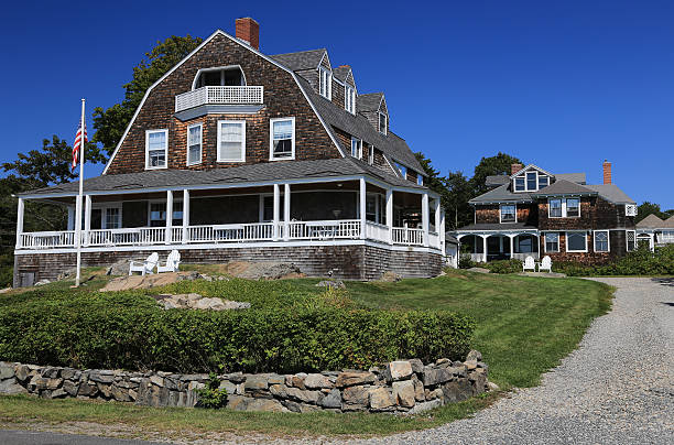 豪華なニューイングランドハウス、ケンバンクポート、メーヌ、アメリカ製。 - driveway colonial style house residential structure ストックフォトと画像