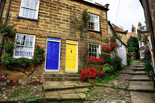 vecchia strada a robin hoods bay, north yorkshire - robin hoods bay foto e immagini stock