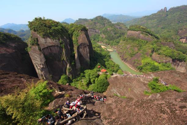 los turistas en wuyi mountain 01 - fujian province fotografías e imágenes de stock