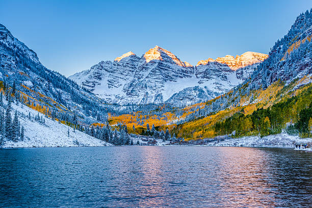 maroon bells bei sonnenaufgang, aspen, co - winter sunrise mountain snow stock-fotos und bilder