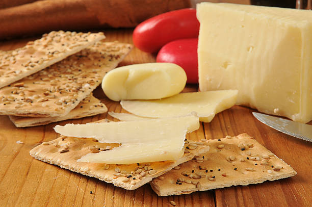 asiago y quesos gouda - cheese and crackers fotografías e imágenes de stock