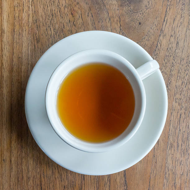 taza de té en una mesa de madera - tea cup cup china saucer fotografías e imágenes de stock