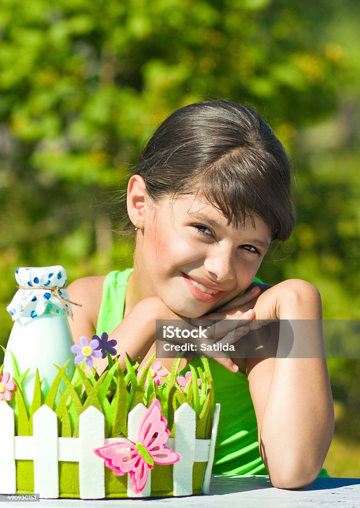 Ragazza sorridente con bottiglia di latte - Foto stock royalty-free di 8-9 anni