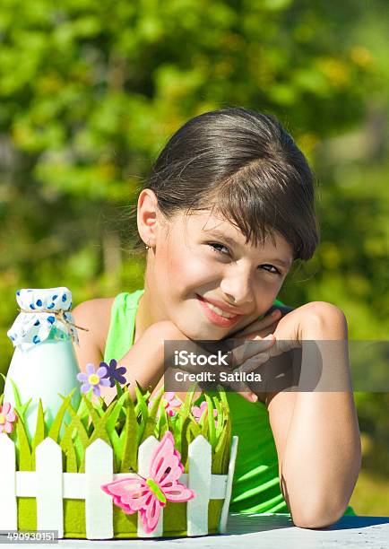 Ragazza Sorridente Con Bottiglia Di Latte - Fotografie stock e altre immagini di 8-9 anni - 8-9 anni, Abbigliamento casual, Adolescente