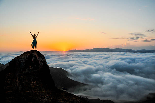 la libertad - arms raised arms outstretched sky human arm fotografías e imágenes de stock