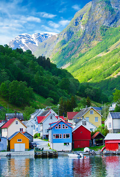 wieś i widok na morze, góry w fiordu geiranger, norwegia - flam zdjęcia i obrazy z banku zdjęć