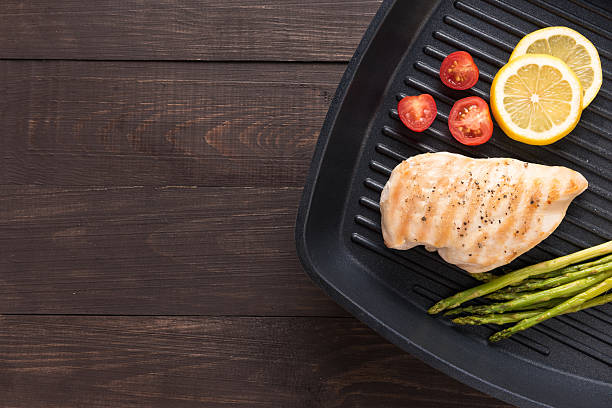 漬けたチキンの胸肉のバーベキューグリルで調理したパン - grilled chicken chicken herb thin ストックフォトと画像