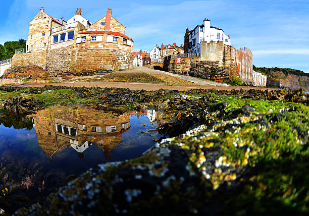 robin okapy bay odbicia - robin hoods bay zdjęcia i obrazy z banku zdjęć