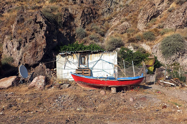 pequena cabana e um barco na frente de hill - babakale imagens e fotografias de stock