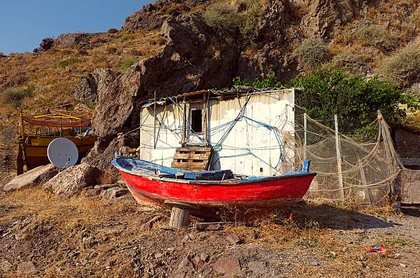 pequena cabana e um barco na frente de hill - babakale imagens e fotografias de stock