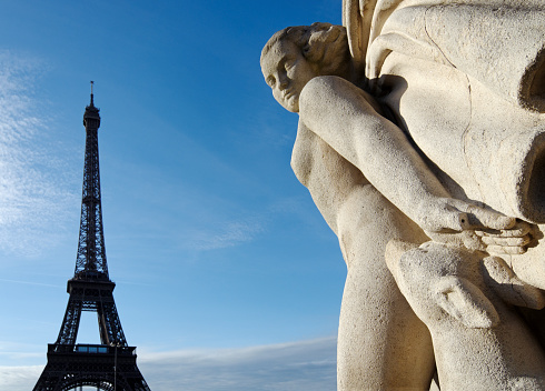 Romantic couple in Paris kissing near the Eiffel Tower