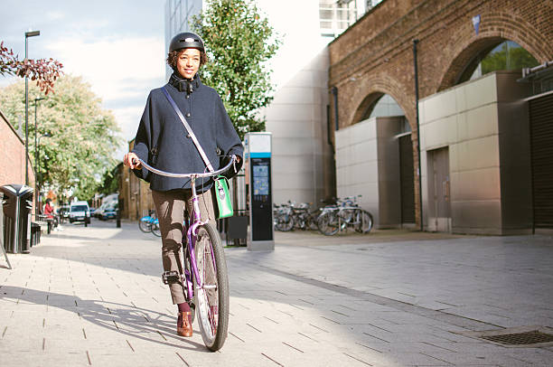a lavorare con bicicletta - london england on the move commuter rush hour foto e immagini stock