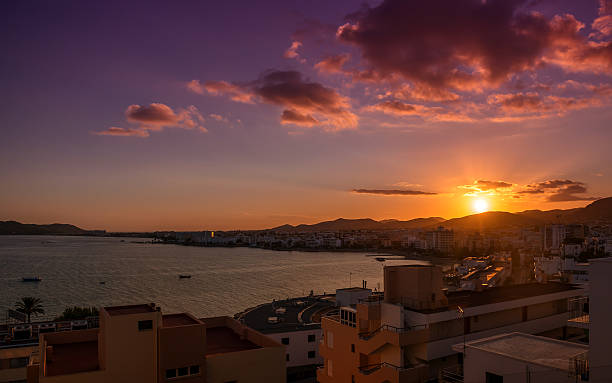 sonnenuntergang über der stadt ibiza - scenics building exterior tourist resort orange stock-fotos und bilder