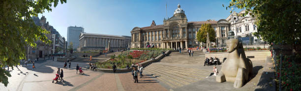 виктория площадь, бирмингем, англия. - birmingham west midlands town hall uk стоковые фото и изображения