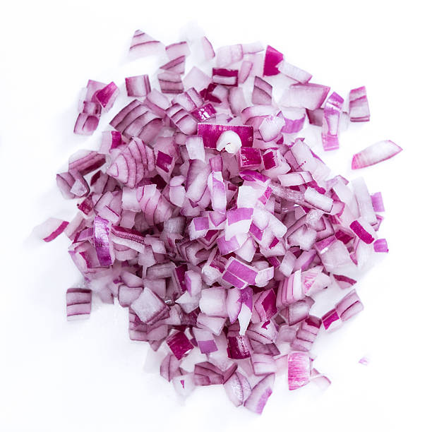 cebola (diced vermelho isolado no branco - spanish onion imagens e fotografias de stock