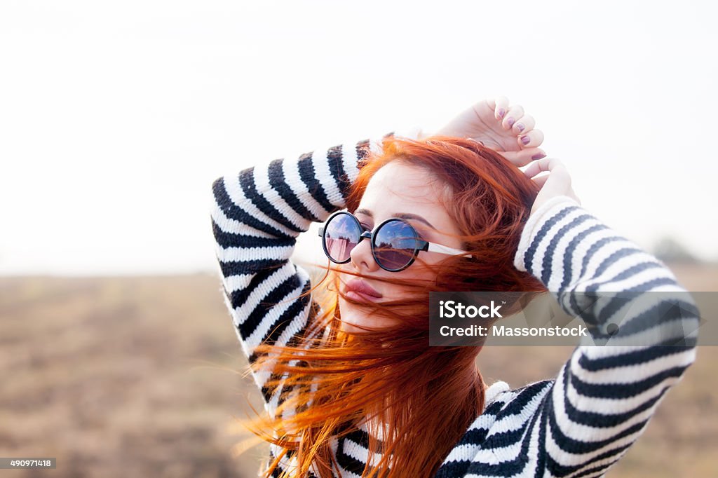 Retrato de un joven Pelirrojo Chica con gafas de sol - Foto de stock de Otoño libre de derechos