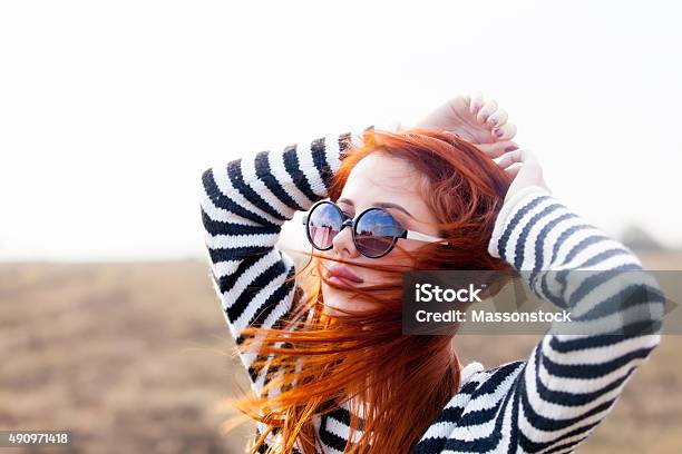 Retrato De Un Joven Pelirrojo Chica Con Gafas De Sol Foto de stock y más banco de imágenes de Otoño