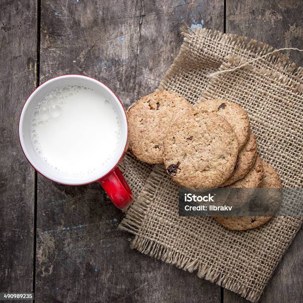 Las Cookies Desde Arriba Con Leche Foto de stock y más banco de imágenes de Alimento - Alimento, Bebida, Blanco - Color