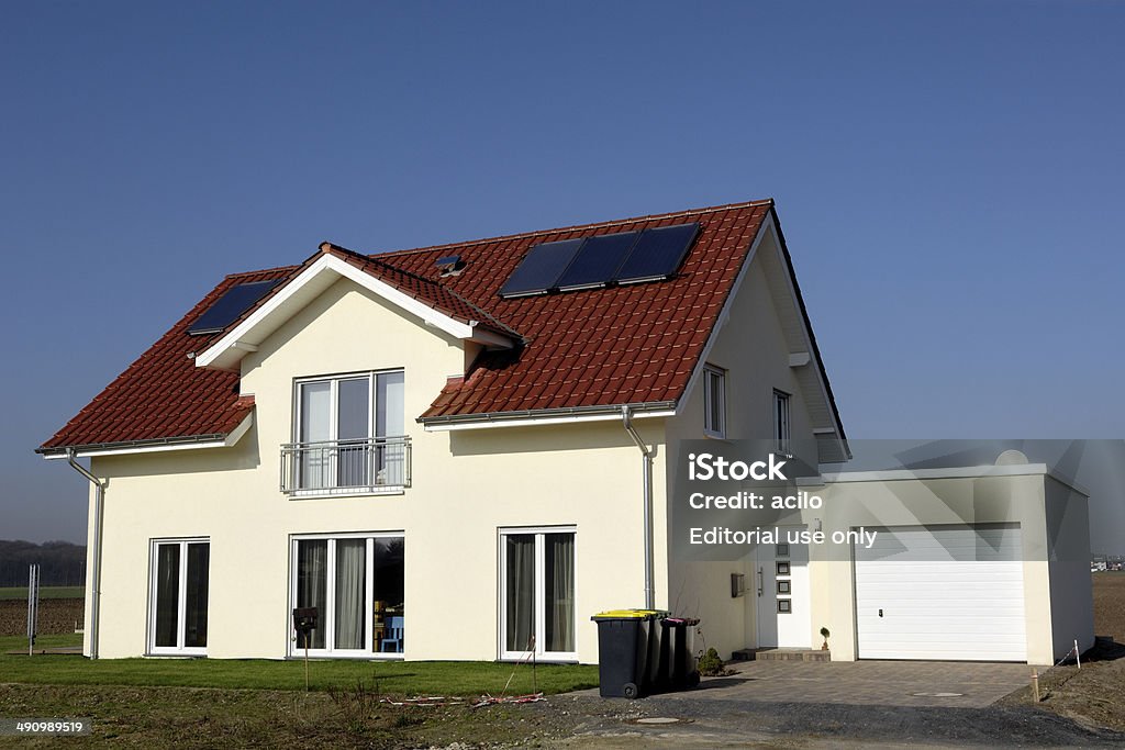 Neues Gelb Familie Haus mit garage - Lizenzfrei Einfamilienhaus Stock-Foto