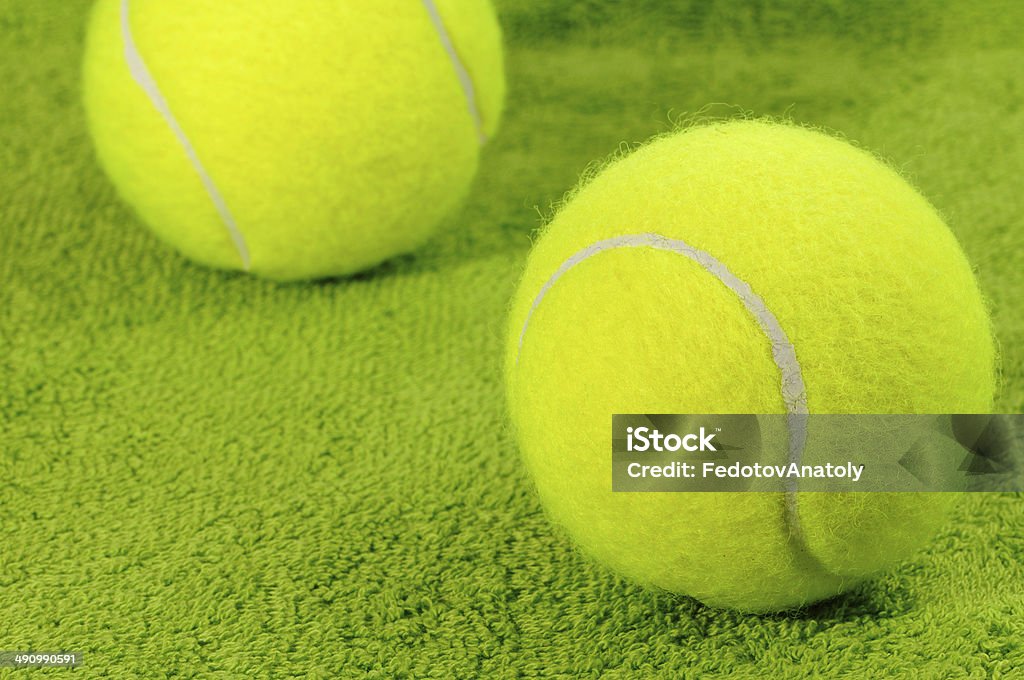 Dos amarillo pelotas de tenis de superficie, verde - Foto de stock de Accesorio personal libre de derechos