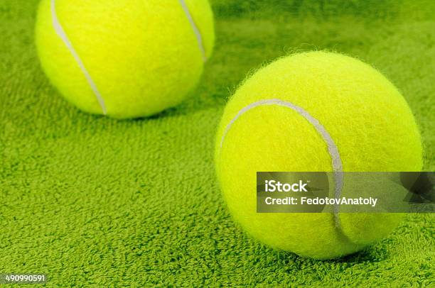 Dos Amarillo Pelotas De Tenis De Superficie Verde Foto de stock y más banco de imágenes de Accesorio personal - Accesorio personal, Amarillo - Color, Bola de Tenis