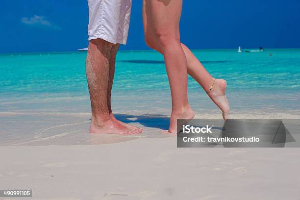 Foto de Close Up Masculinos E Femininos Pés Na Areia Branca e mais fotos de stock de Tocar Pés por Debaixo da Mesa