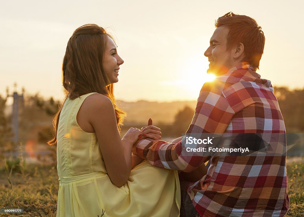 Jovem casal apaixonado ao ar livre - Foto de stock de Abraçar royalty-free