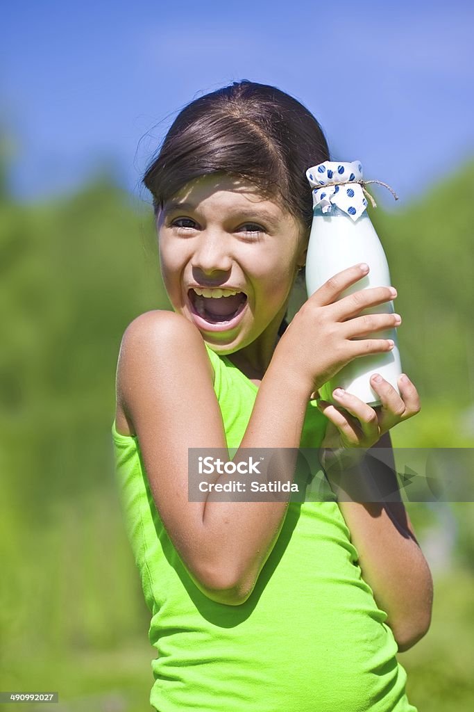 Ragazza con bottiglia di latte - Foto stock royalty-free di 8-9 anni