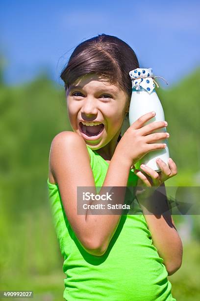 Ragazza Con Bottiglia Di Latte - Fotografie stock e altre immagini di 8-9 anni - 8-9 anni, Adolescente, Alimentazione sana