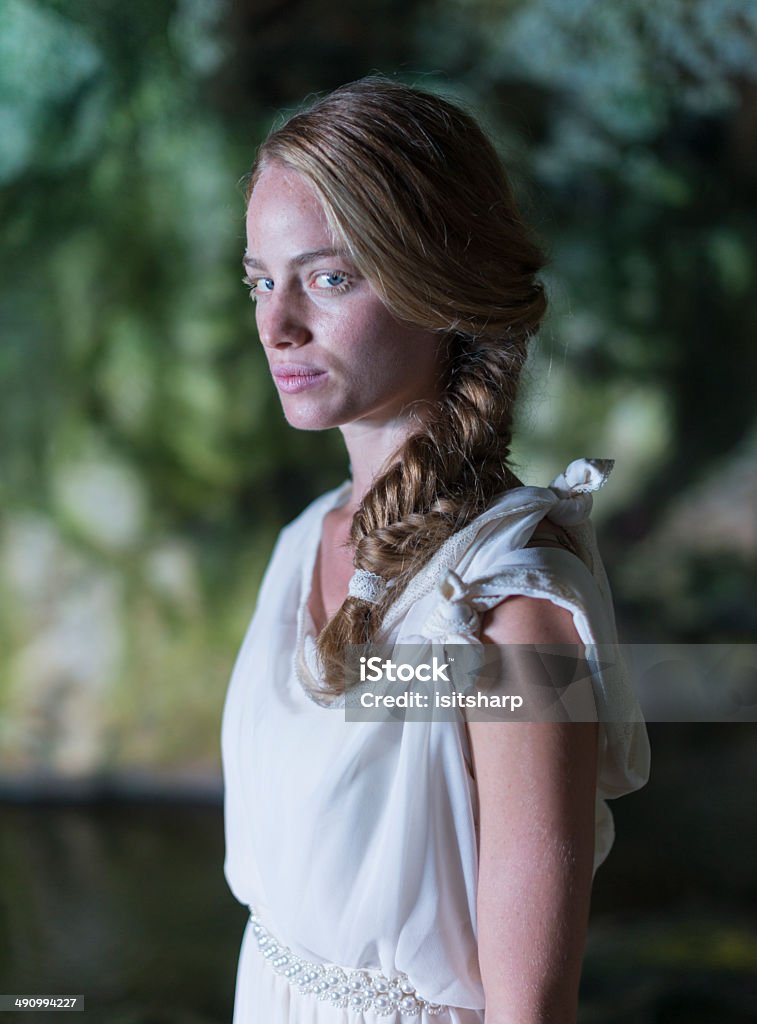 Retrato de una mujer joven en una cueva - Foto de stock de 20-24 años libre de derechos