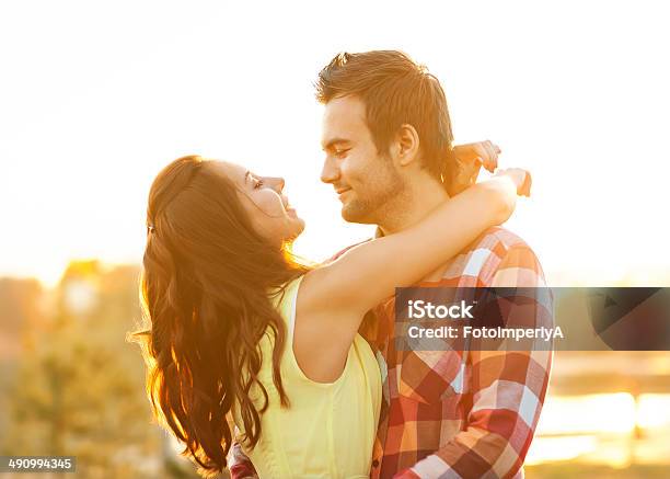 Giovane Coppia In Amore - Fotografie stock e altre immagini di Abbracciare una persona - Abbracciare una persona, Adulto, Affettuoso