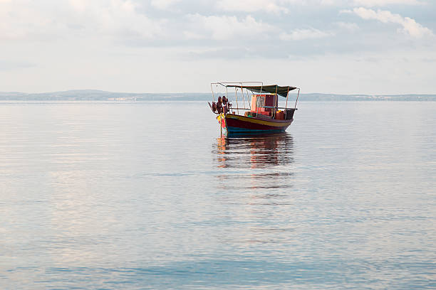 barco de pesca. - рассвет - fotografias e filmes do acervo