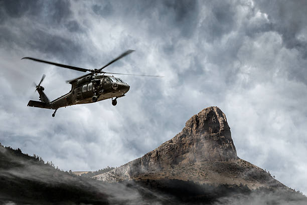 exército helicóptero voa sobre a neblina montanhas - transport helicopter - fotografias e filmes do acervo