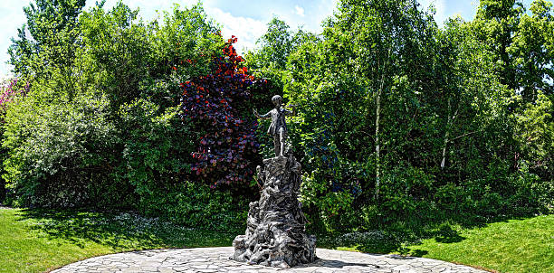peter pan статуя в кенсингтонских садах - kensington gardens стоковые фото и изображения