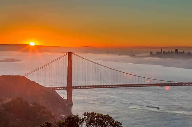 мост золотые ворота на рассвете - sun lighting equipment san francisco county downtown district стоковые фото и изображения