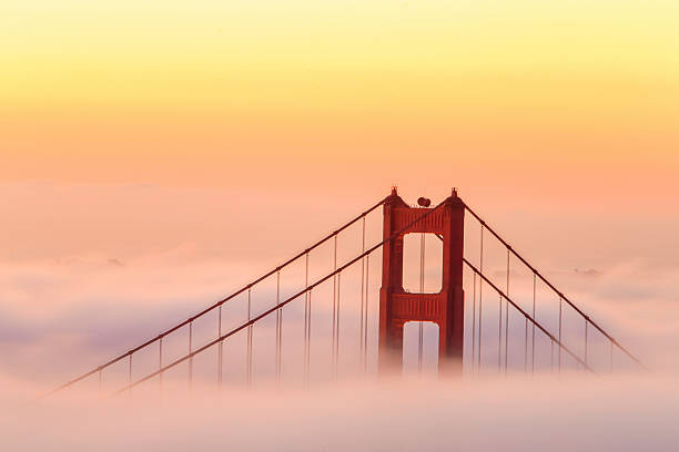 south tower, ponte golden gate no pôr-do-sol - golden gate bridge san francisco county fog travel destinations - fotografias e filmes do acervo