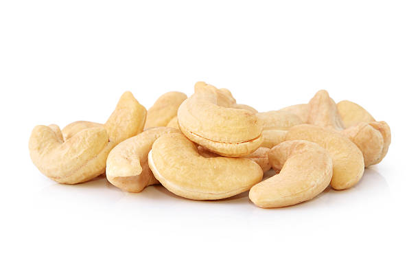 cashew-nüsse, isoliert auf weißem hintergrund - cashewnuss stock-fotos und bilder