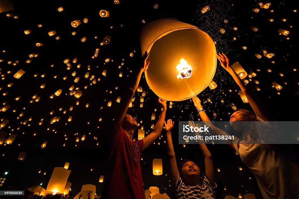 Lantern Thai's Family release sky lanterns to worship buddha's relics in yi peng festival, Chiangmai thailand Lantern Stock Photo