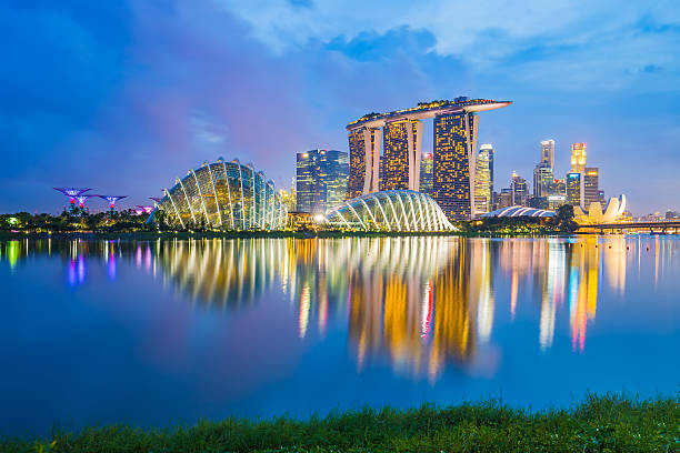 город сингапур skyline в ночь - asia pac стоковые фото и изображения